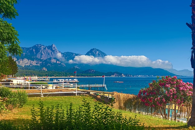 Prachtig uitzicht op de kustlijn van Kemer Mountains en zee Kemer strand Turkije