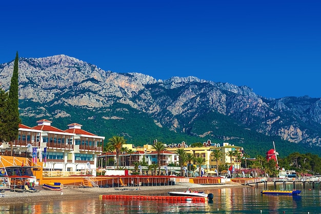 Prachtig uitzicht op de kustlijn van Kemer Mountains en zee Kemer strand Turkije