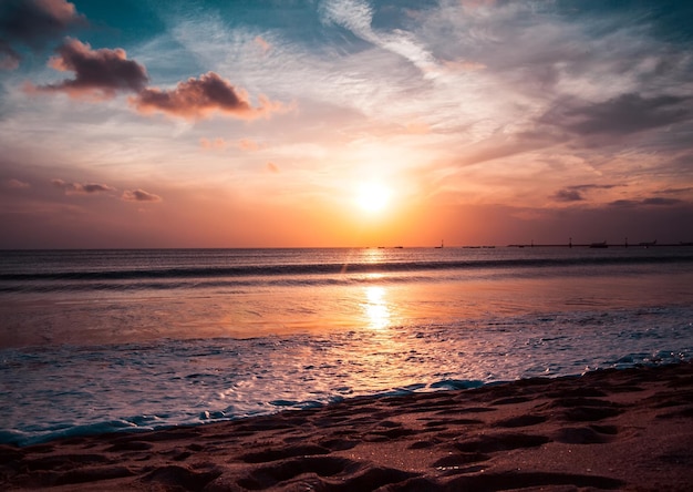 Prachtig uitzicht op de lucht bij zonsondergang op het strand