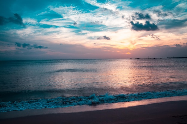 Prachtig uitzicht op de lucht bij zonsondergang op het strand