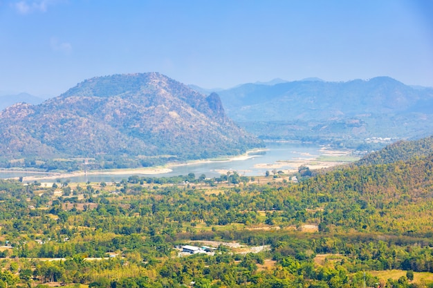 Prachtig uitzicht op de Mae Khong-rivier Uitzicht op de bergen van Laos met de stad Chiang Khan op Phu Thok Park in de provincie Loei, Thailand