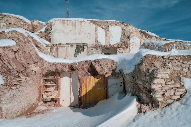 Foto prachtig uitzicht op de met sneeuw bedekte berg