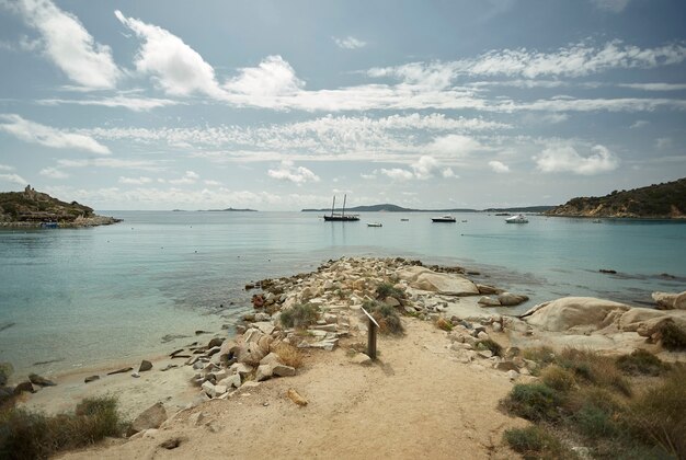 Prachtig uitzicht op de natuurlijke baai van Punta Molentis in het zuiden van Sardinië