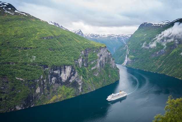 Foto prachtig uitzicht op de noorse fjord