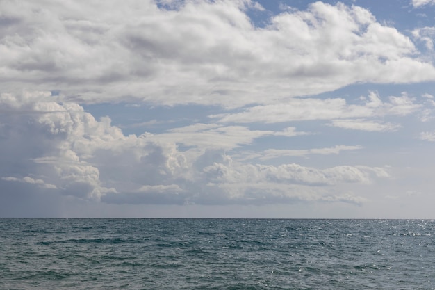 Prachtig uitzicht op de oceaan en bewolkte hemel