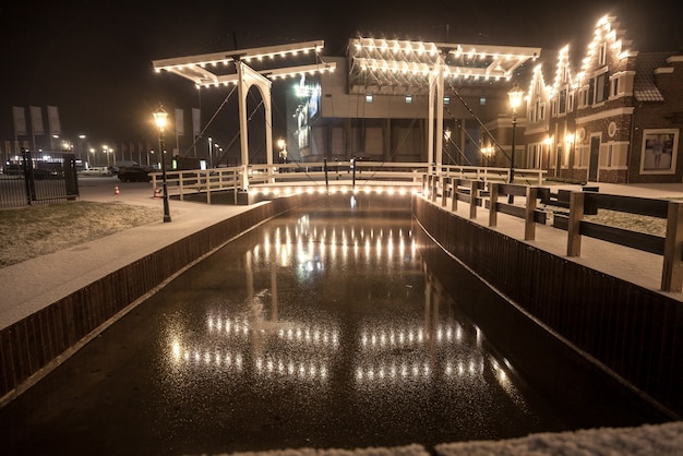 Prachtig uitzicht op de ophaalbrug die 's winters in het water reflecteert