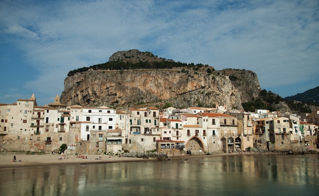 Prachtig uitzicht op de oude middeleeuwse stad Cefalu, stadje aan de zee in Sicilië, Italië