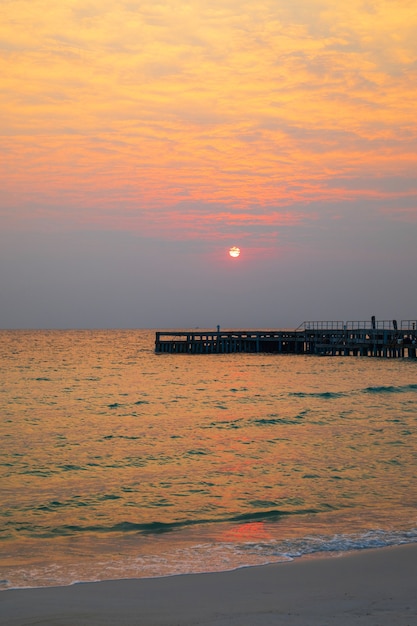 Prachtig uitzicht op de oude pier in de zee tijdens zonsopgang