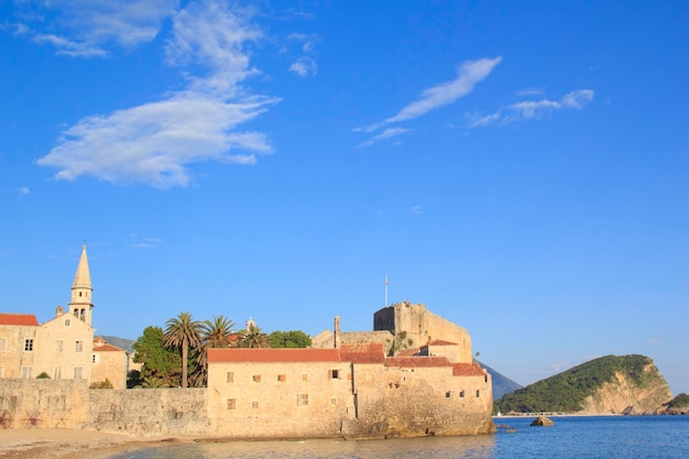 Prachtig uitzicht op de oude stad Budva en de klokkentoren van de kerk van St. John in BUDVA, MONTE