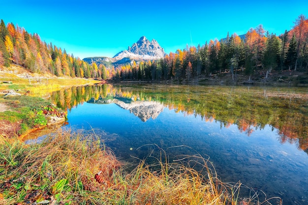 Prachtig uitzicht op de populaire reisbestemming bergmeer Antorno in de herfst