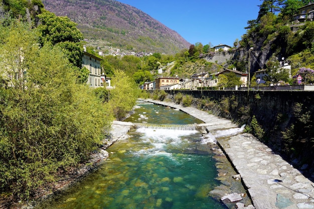 Prachtig uitzicht op de rivier de Mallero Adda in Sondrio Valtellina, Italië