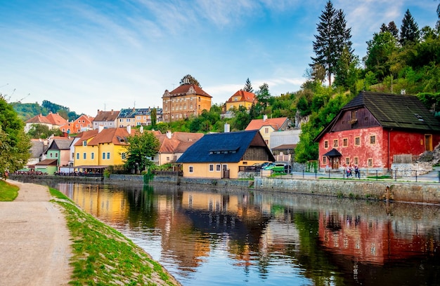 Prachtig uitzicht op de rivier en het stadsbeeld van Cesky Krumlov