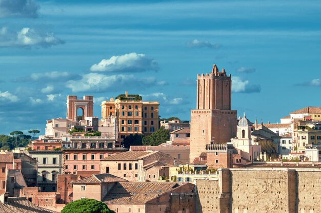 Prachtig uitzicht op de romeinse koepel forum en kerk in rome, italië