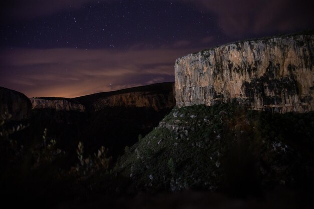 Prachtig uitzicht op de rotsachtige muur van Chulilla, dorp van Valencia in Spanje 's nachts