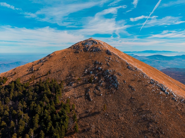 Prachtig uitzicht op de Rtanj-berg onder een bewolkte hemel in Servië