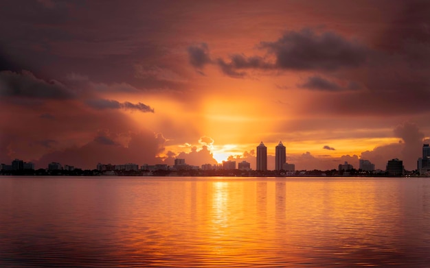 Prachtig uitzicht op de silhouet van de stad tegen de hemel tijdens de zonsondergang
