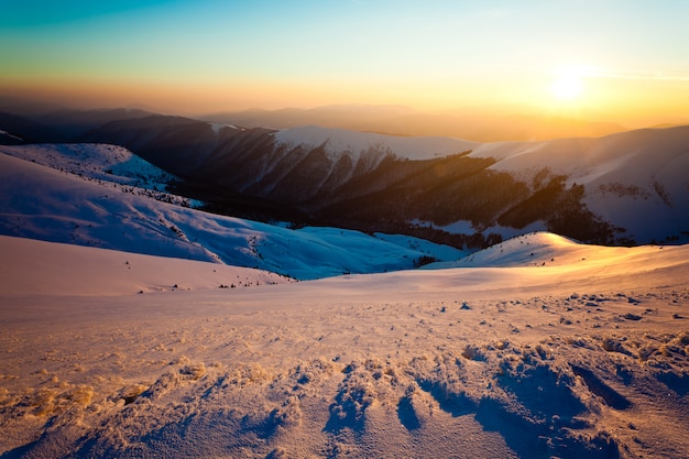 Prachtig uitzicht op de skipiste op een zonnige winter