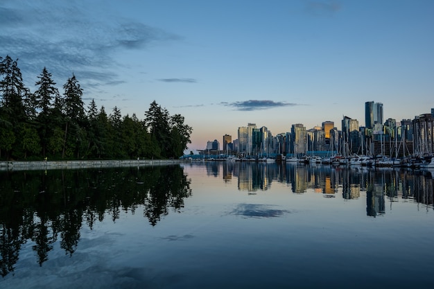 Prachtig uitzicht op de skyline van Vancouver met het beroemde Stanley Park in schilderachtig gouden avondlicht bij zonsondergang met retro vintage Instagram-stijl pastelkleurig filtereffect in de zomer, British Columbia, Canada