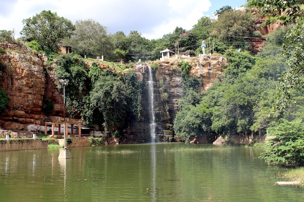 Prachtig uitzicht op de Sogal Falls Ghataprabha rivier