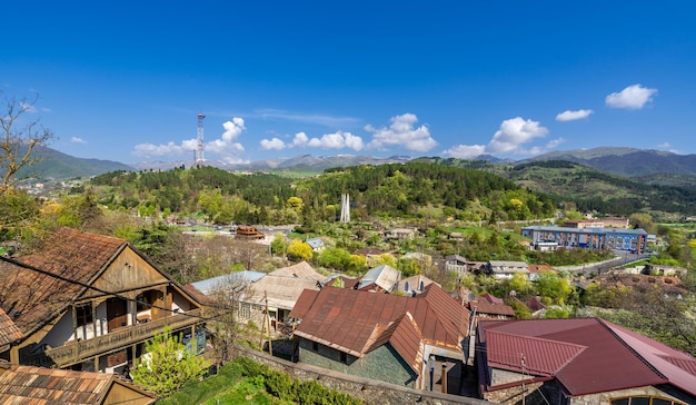 Prachtig uitzicht op de stad Dilijan in Armenië met bergen en blauwe lucht op de achtergrond