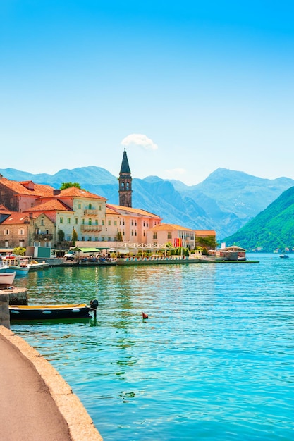 Prachtig uitzicht op de stad Perast in de baai van Kotor, Montenegro. Beroemde reisbestemming. Zomer landschap.