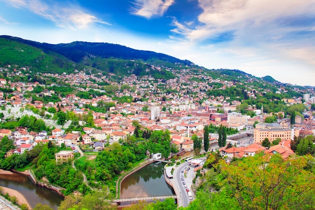 Prachtig uitzicht op de stad Sarajevo, Bosnië en Herzegovina, op een zonnige dag
