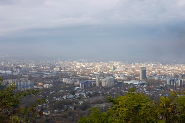 Prachtig uitzicht op de stad van Almaty Kazachstan vanaf de top van de heuvel Kok tobe