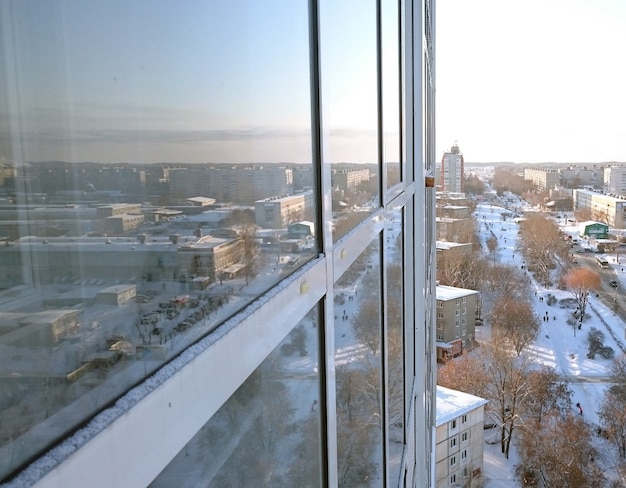 Prachtig uitzicht op de stad vanuit het raam van skyskaper naar de Leonova-straat van de stad Perm in de winter