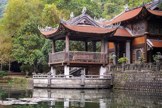 Prachtig uitzicht op de tempel in Trang, Ninh Binh, Vietnam