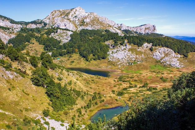 Prachtig uitzicht op de Treskavica-berg en het Platno Jezero-meer in Bosnië en Herzegovina