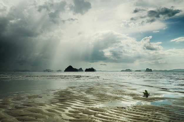 Prachtig uitzicht op de tropische eilanden van de lagune van de zeebaai bij eb na een tropische regen regenachtige bewolkte hemel