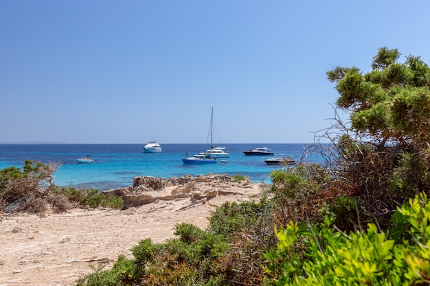 Prachtig uitzicht op de turquoise zee en jachten aan de kust van Ibiza, Spanje