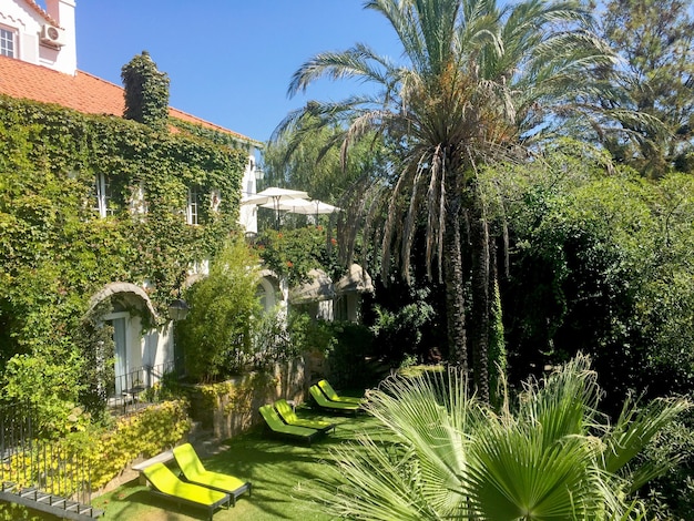 Prachtig uitzicht op de villa op een zomerse dag. Cascais. Portugal.