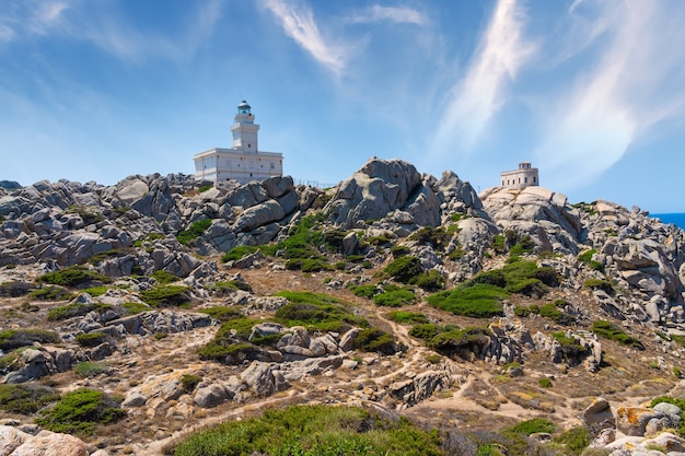 Prachtig uitzicht op de vuurtoren in Capo Testa - Sardinië.