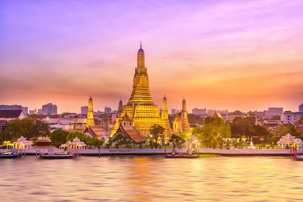 Prachtig uitzicht op de wat arun-tempel bij zonsondergang in bangkok, thailand