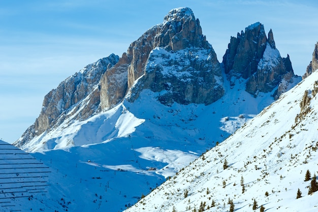 Prachtig uitzicht op de winter op de bergen vanaf de pas van de Pordoi Pass in de Dolomieten in de Alpen