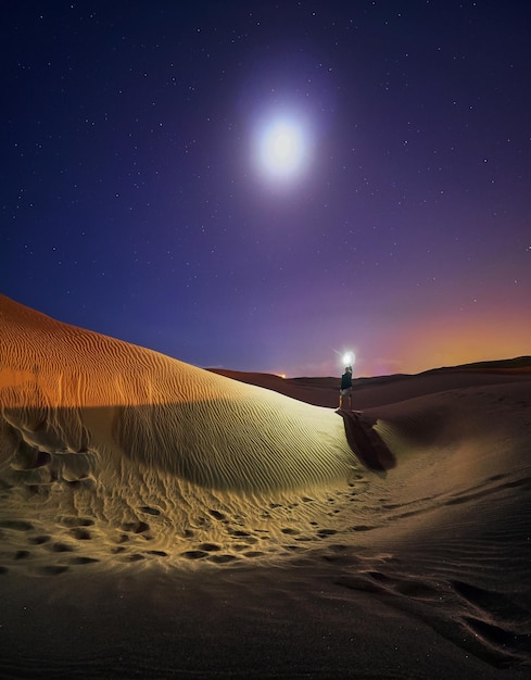 Foto prachtig uitzicht op de woestijn tegen de hemel 's nachts
