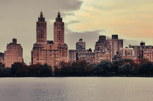 Prachtig uitzicht op de wolkenkrabbers van New York City vanuit Central Park