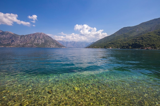 Prachtig uitzicht op de zee, de bergen en de blauwe lucht in de Boka Kotorska-baai in de buurt van de stad Kotor, Montenegro