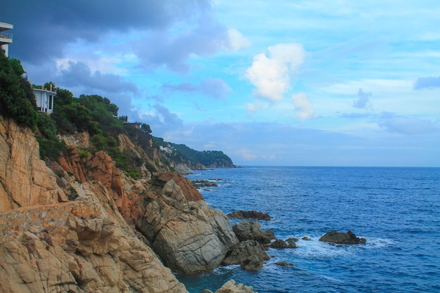 Prachtig uitzicht op de zee en de klif in Catalonië in de zomer Lloret de mar Spanje