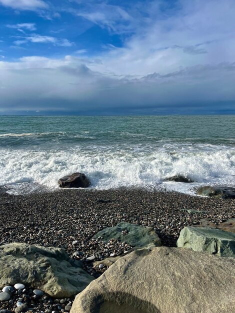 Prachtig uitzicht op de zee met golven