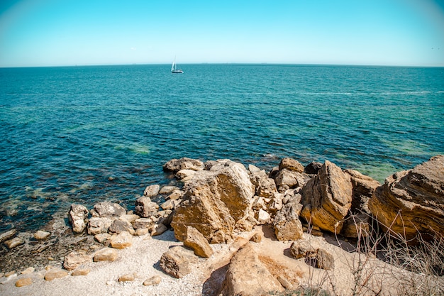 prachtig uitzicht op de zee vanaf de top