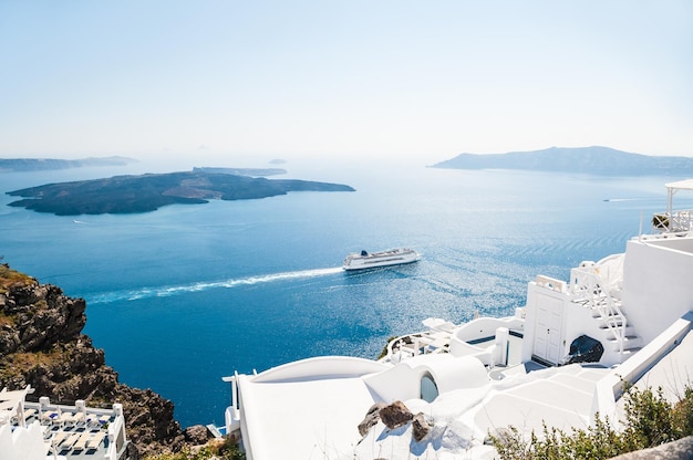 Prachtig uitzicht op de zee. Witte architectuur op het eiland Santorini, Griekenland