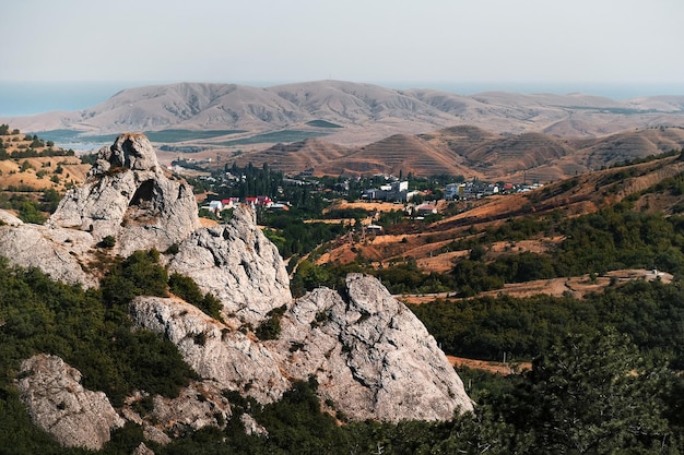 Prachtig uitzicht op de zonnige vallei van de Crimea-bergen en wijngaarden onder de herfstzon