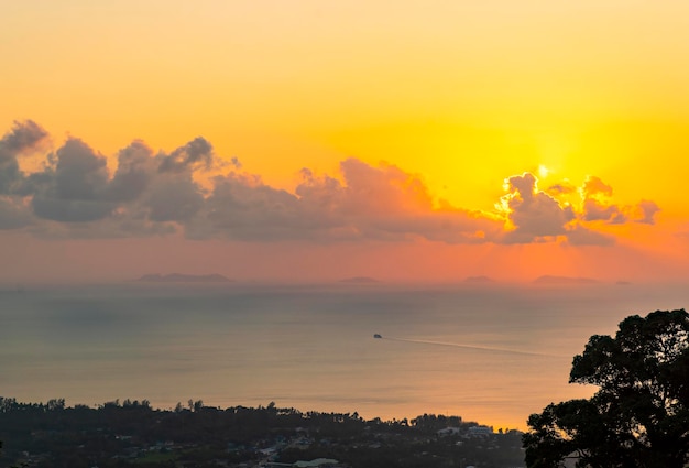 Prachtig uitzicht op de zonsondergang en de zee vanaf het uitkijkpunt op het eiland Koh Samui, Thailand