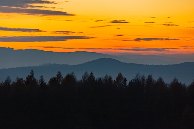 Prachtig uitzicht op de zonsondergang over Sudeten-bergen, Polen