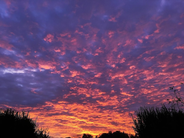 Prachtig uitzicht op de zonsonderganghemel met adembenemende wolken