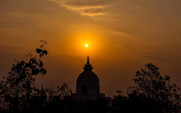 Prachtig uitzicht op de zonsopgang en de pagodestupa van de wereldvrede in Pokhara Nepal