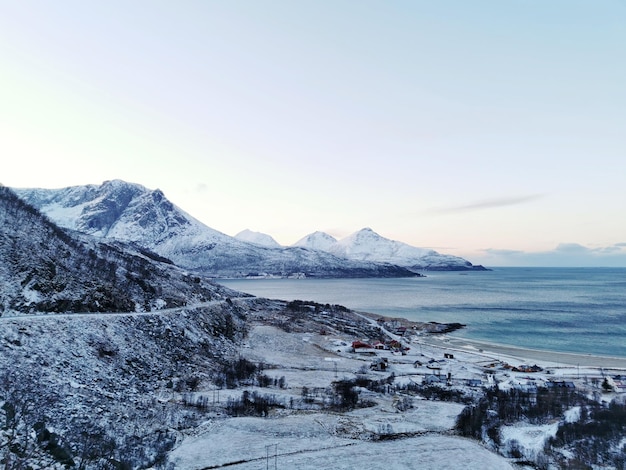 Prachtig uitzicht op een bergachtig winterlandschap in Grotfjord op het eiland Kvaloya, Noorwegen