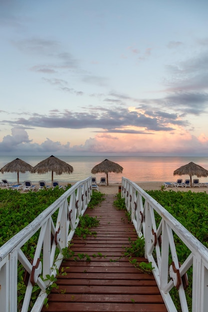 Prachtig uitzicht op een houten pad dat leidt naar het zandstrand aan de caribische zee in cuba
